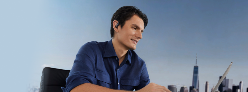 earbuds-vs-headphones-office