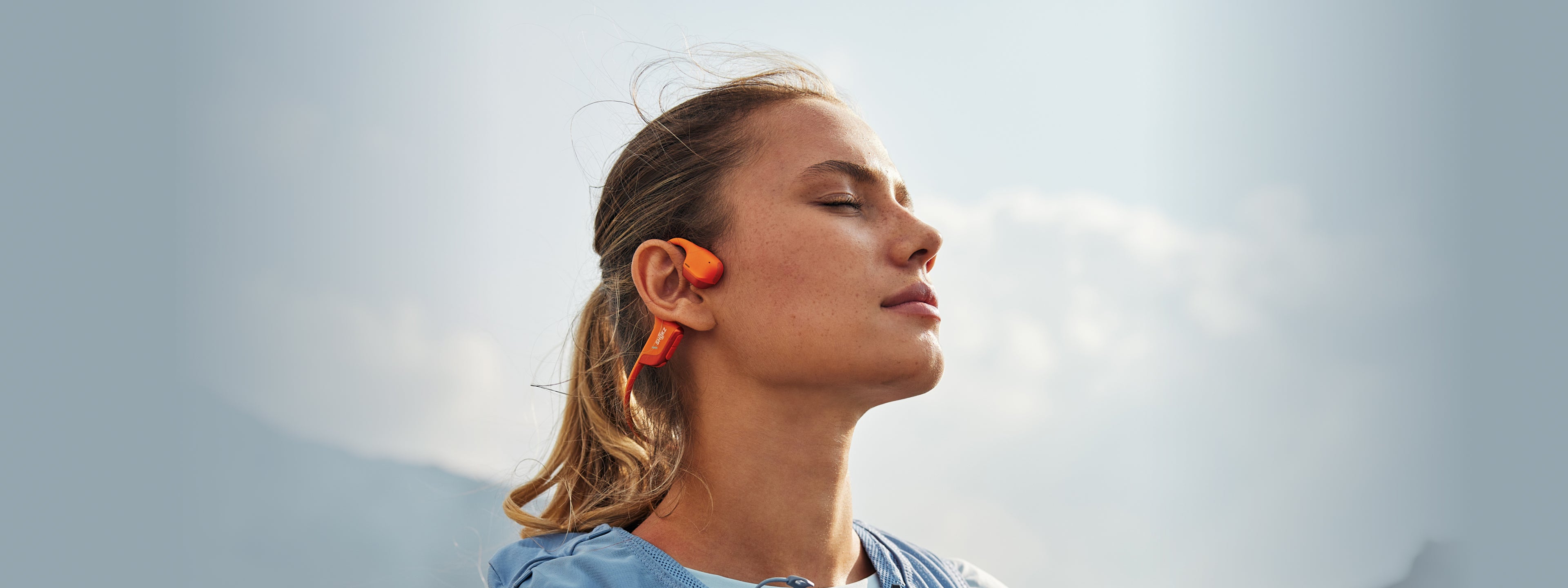 a person listening to music with headphones Unite Kingdom
